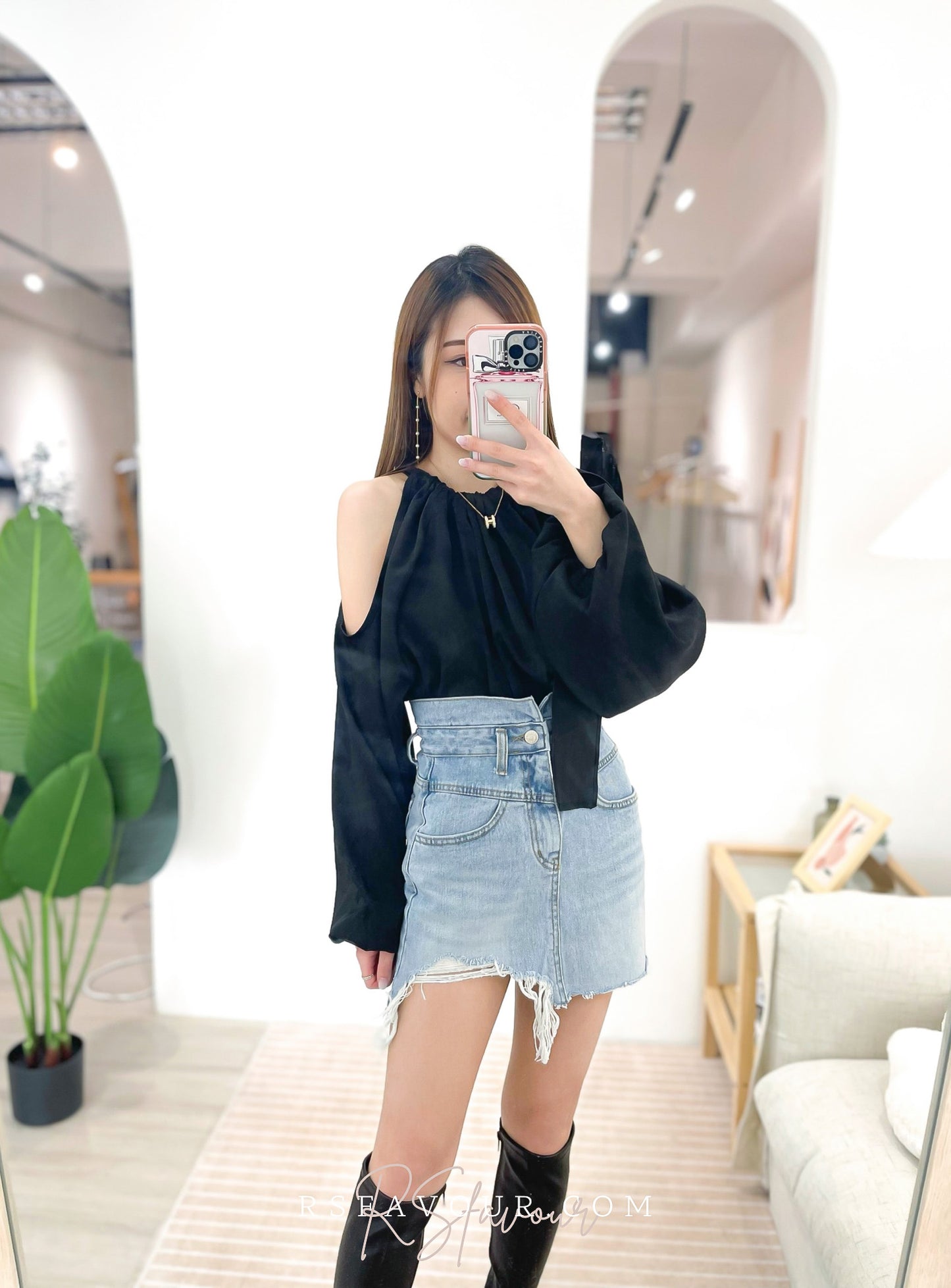 T28 蝴蝶結絲帶露肩上衣( 黑 )