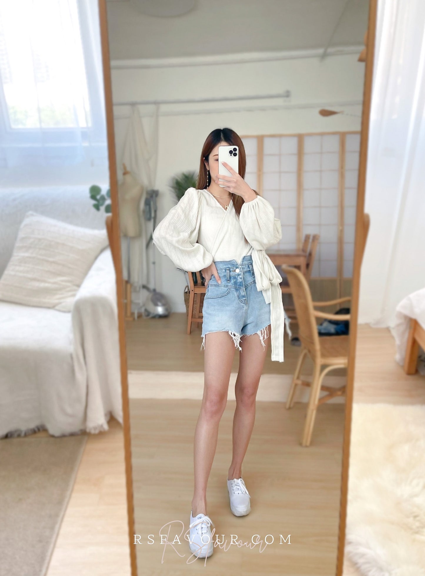 T42 間直紋V領綁腰上衣( 白 )