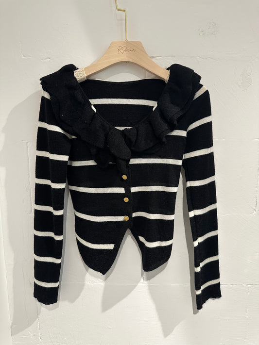 (KR) 荷葉領幼橫暗金鈕針織上衣|高貴黑