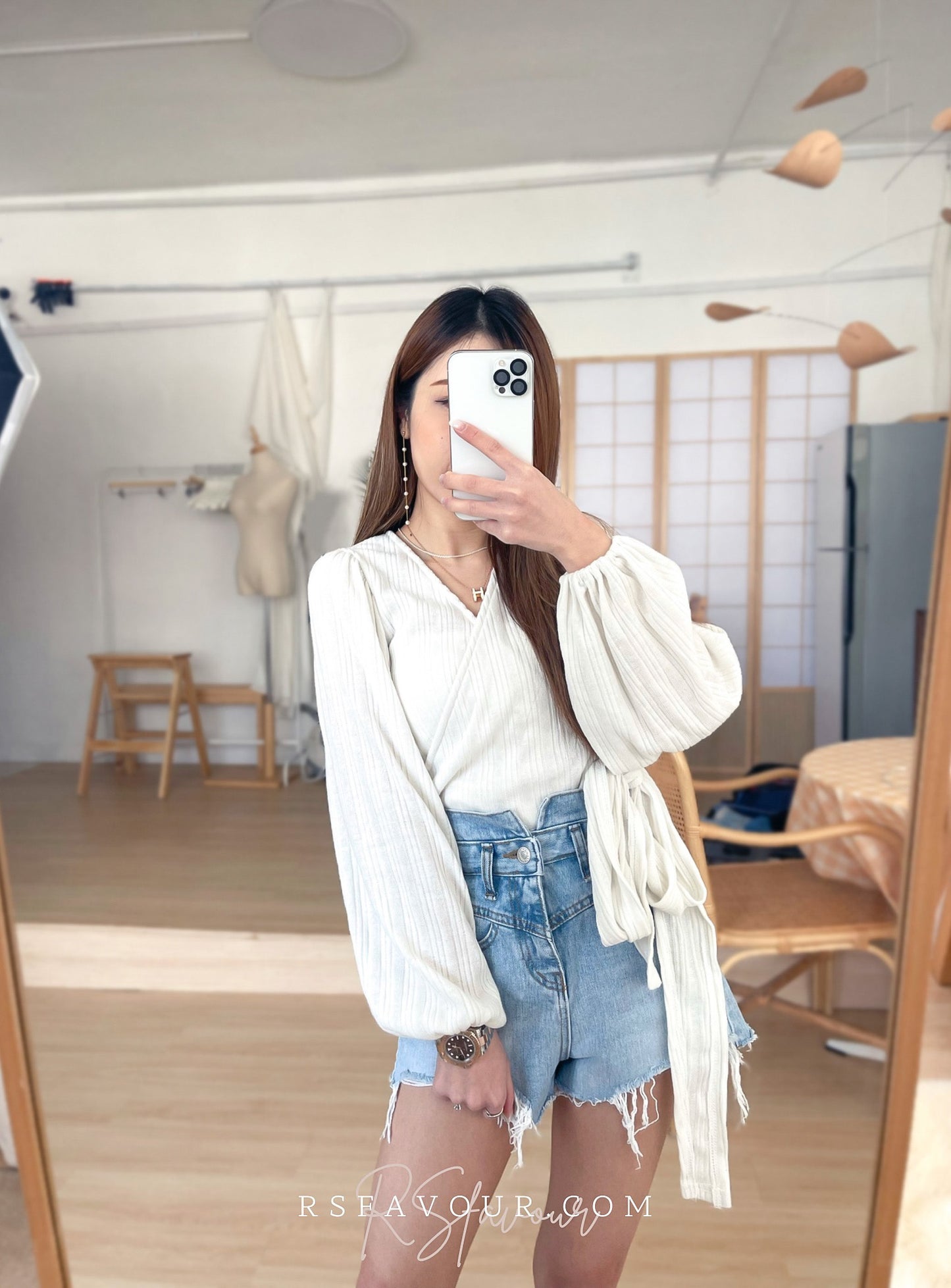 T42 間直紋V領綁腰上衣( 白 )