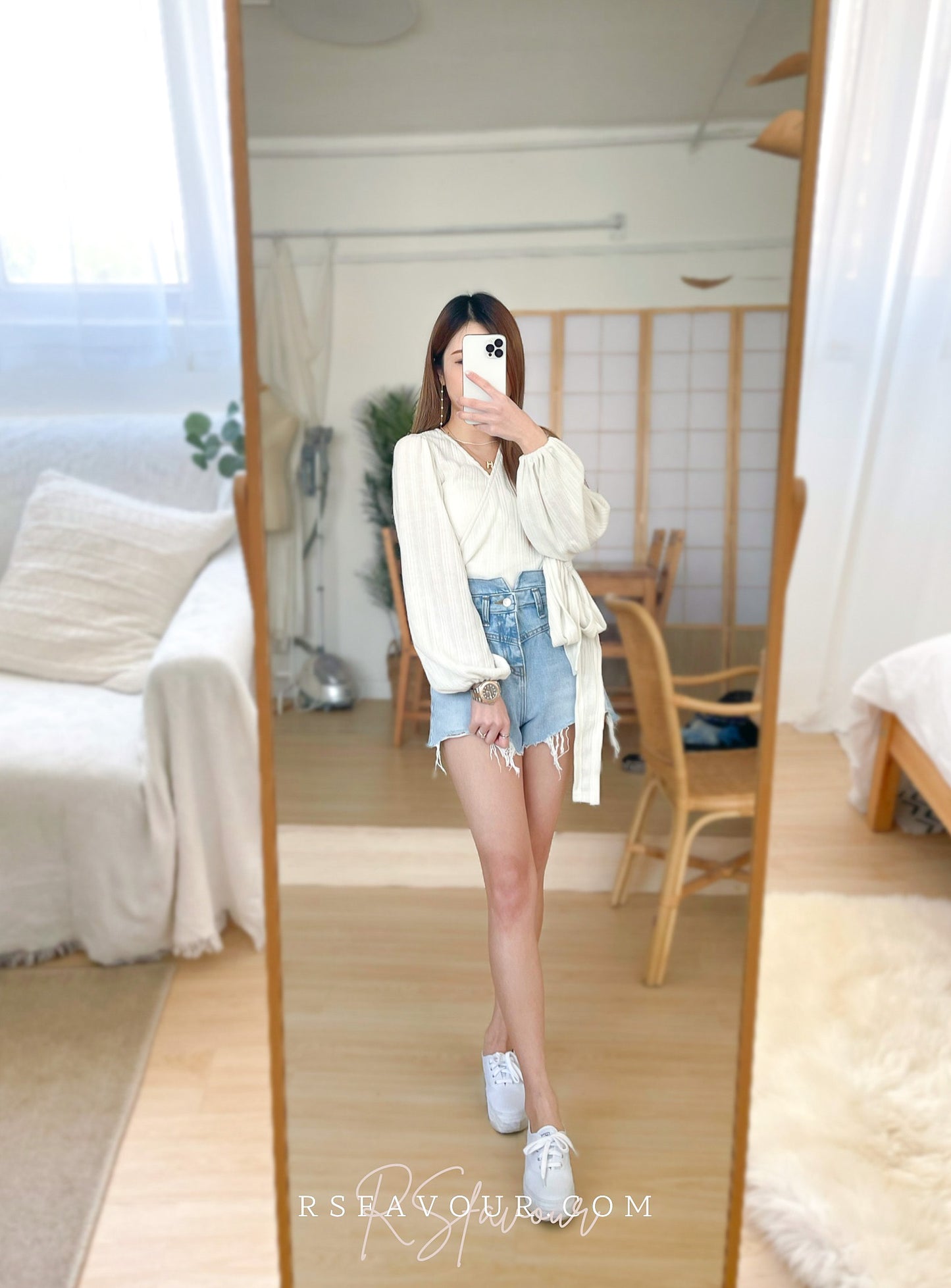 T42 間直紋V領綁腰上衣( 白 )