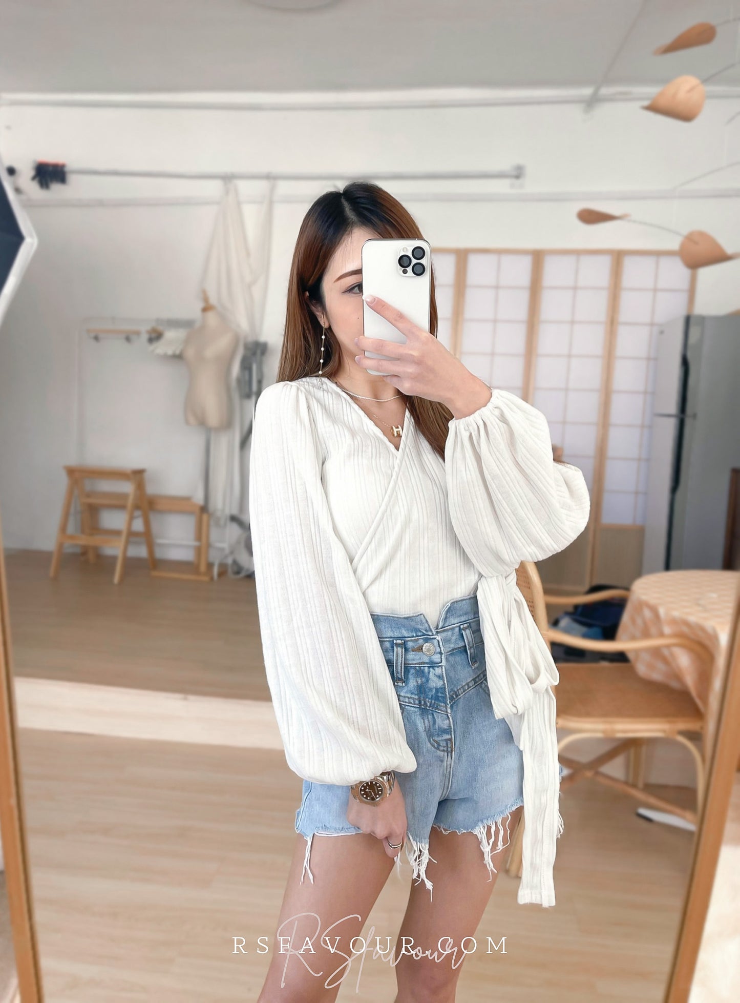 T42 間直紋V領綁腰上衣( 白 )