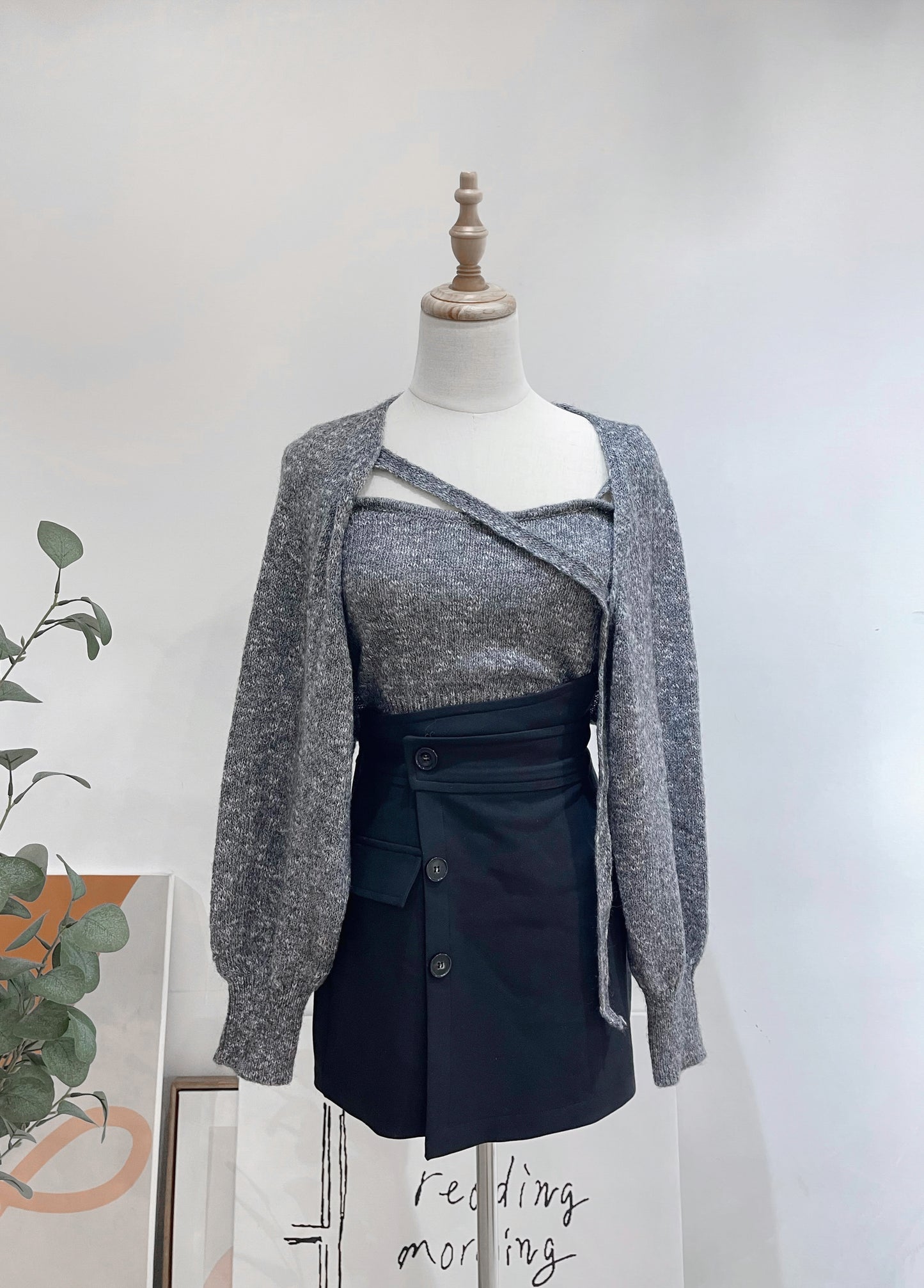 T32 混冷吊帶背心+泡泡袖斜帶JK套裝( 灰 )