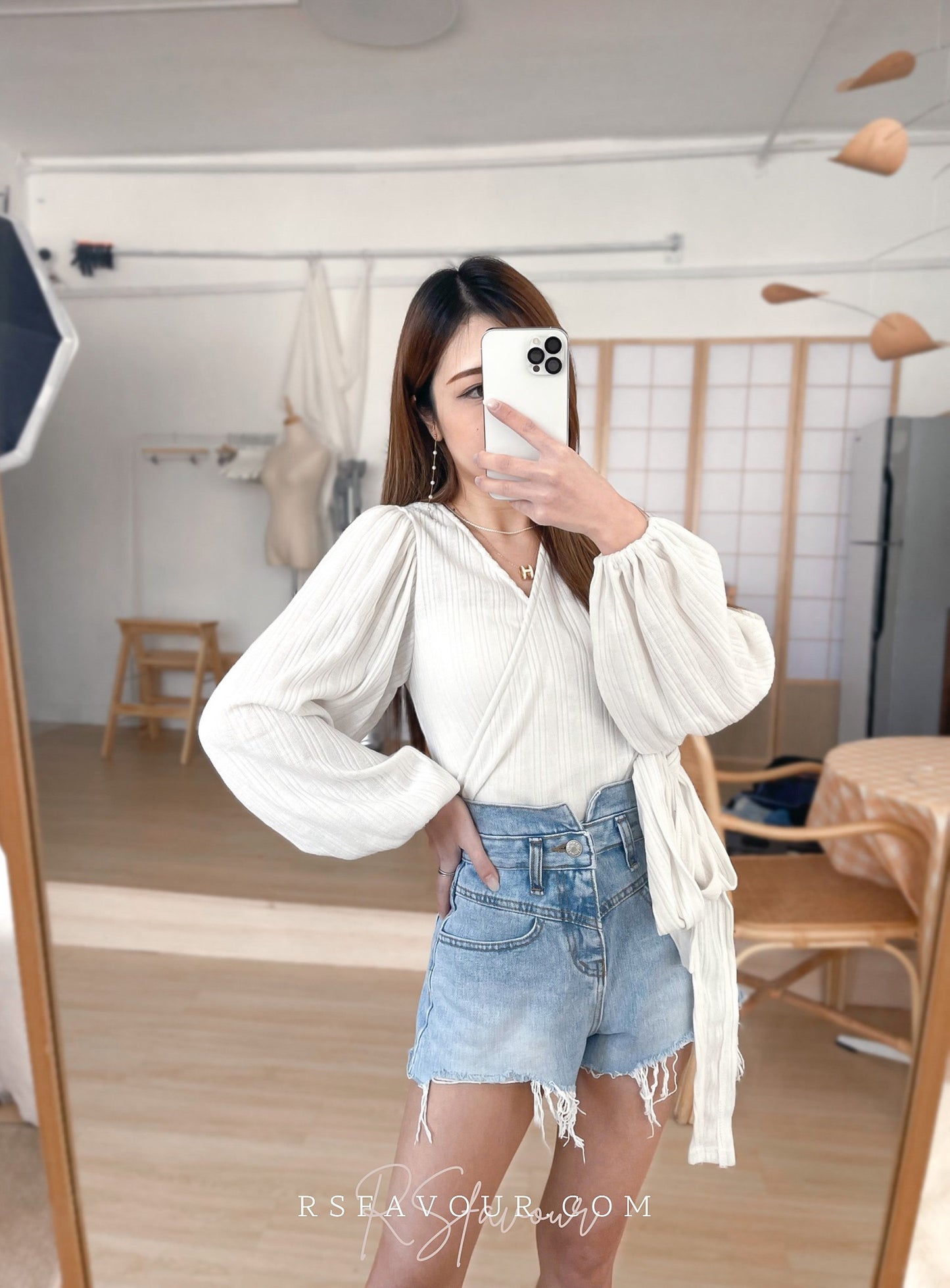 T42 間直紋V領綁腰上衣( 白 )