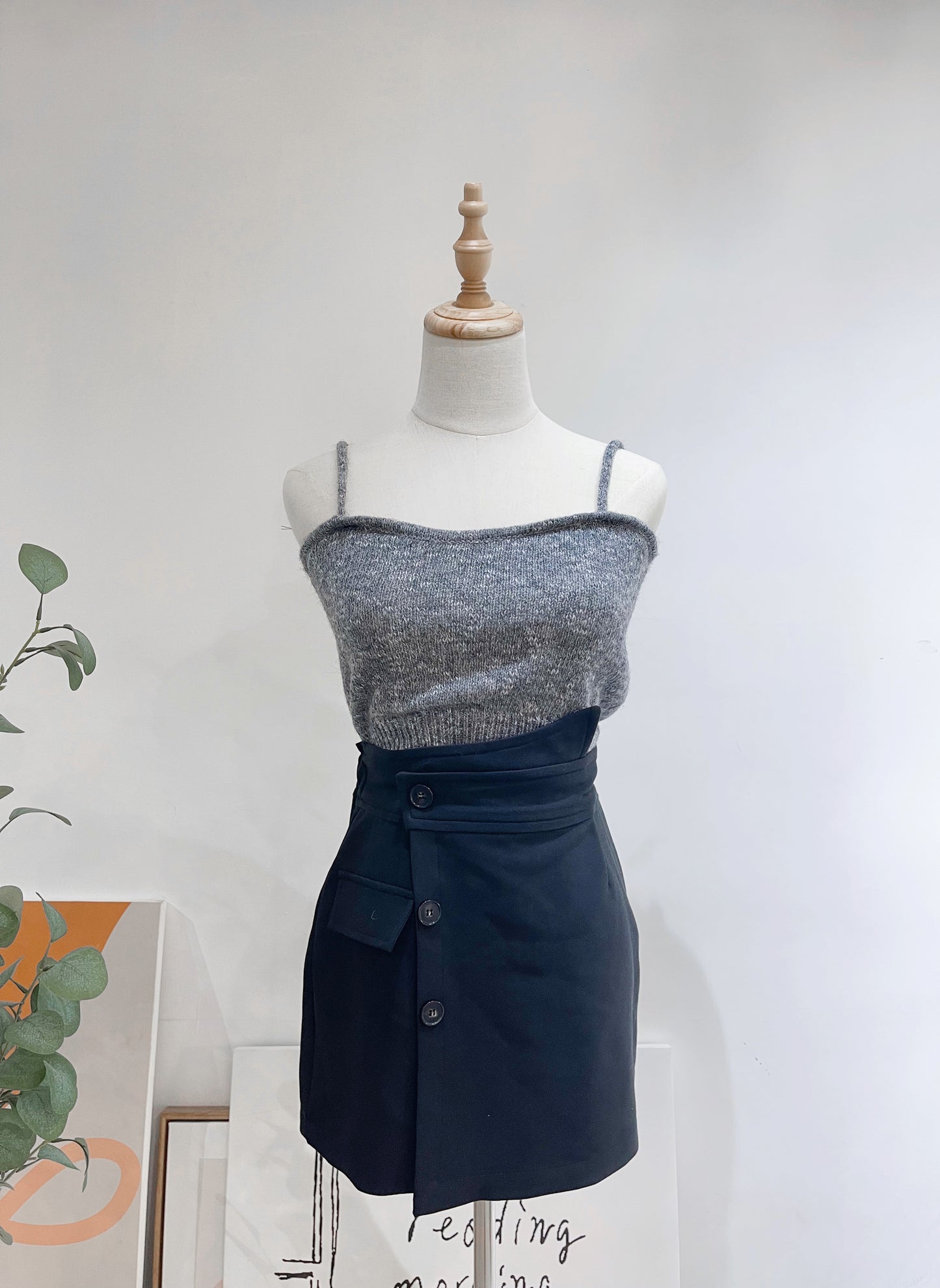 T32 混冷吊帶背心+泡泡袖斜帶JK套裝( 灰 )