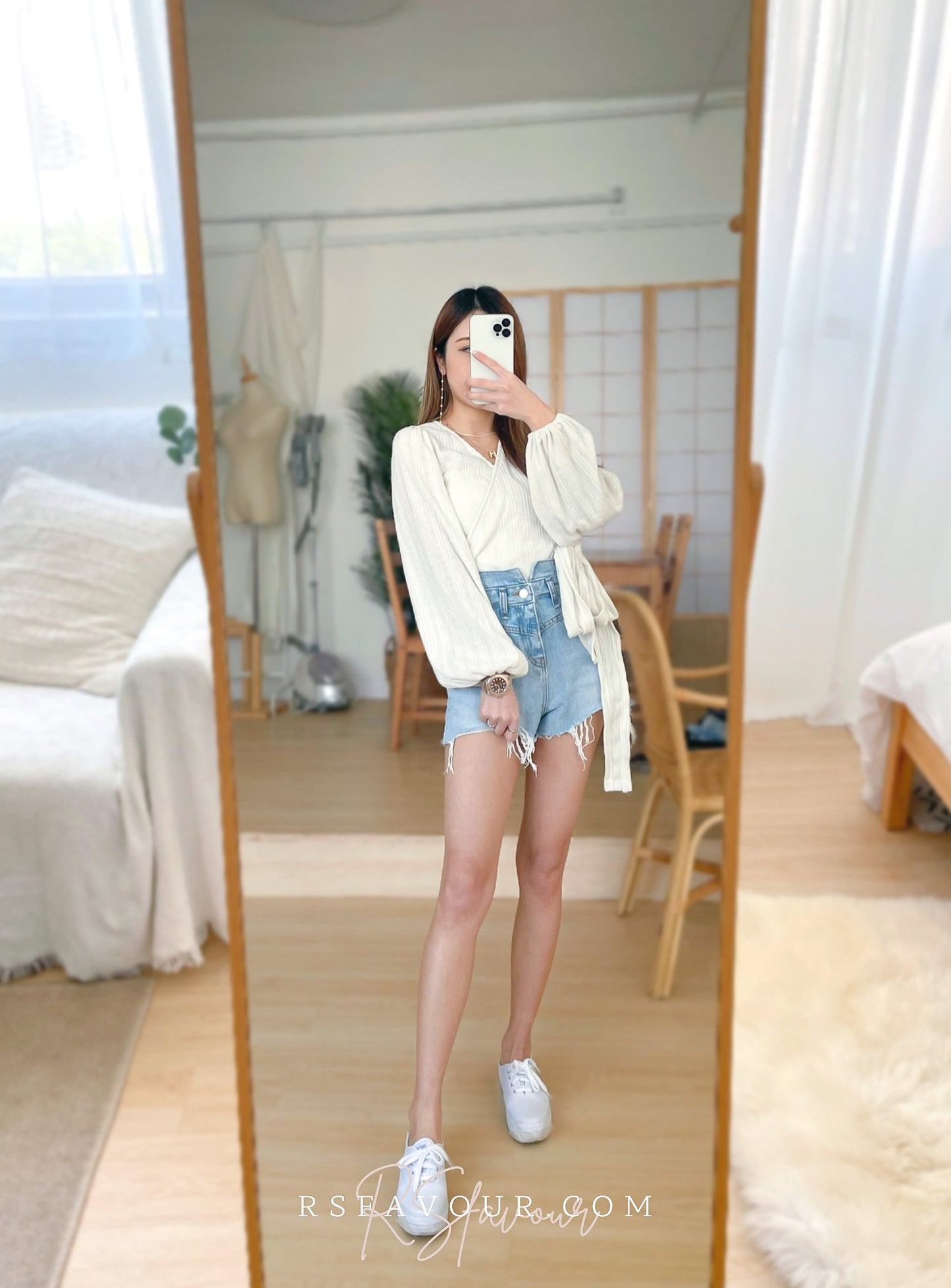 T42 間直紋V領綁腰上衣( 白 )