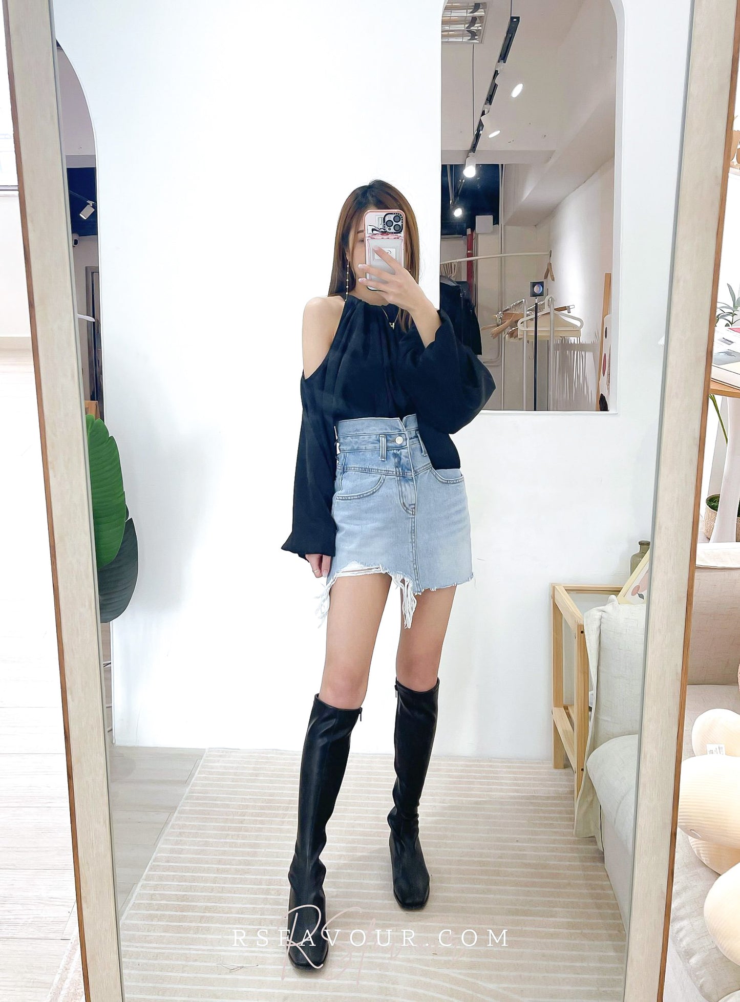 T28 蝴蝶結絲帶露肩上衣( 黑 )