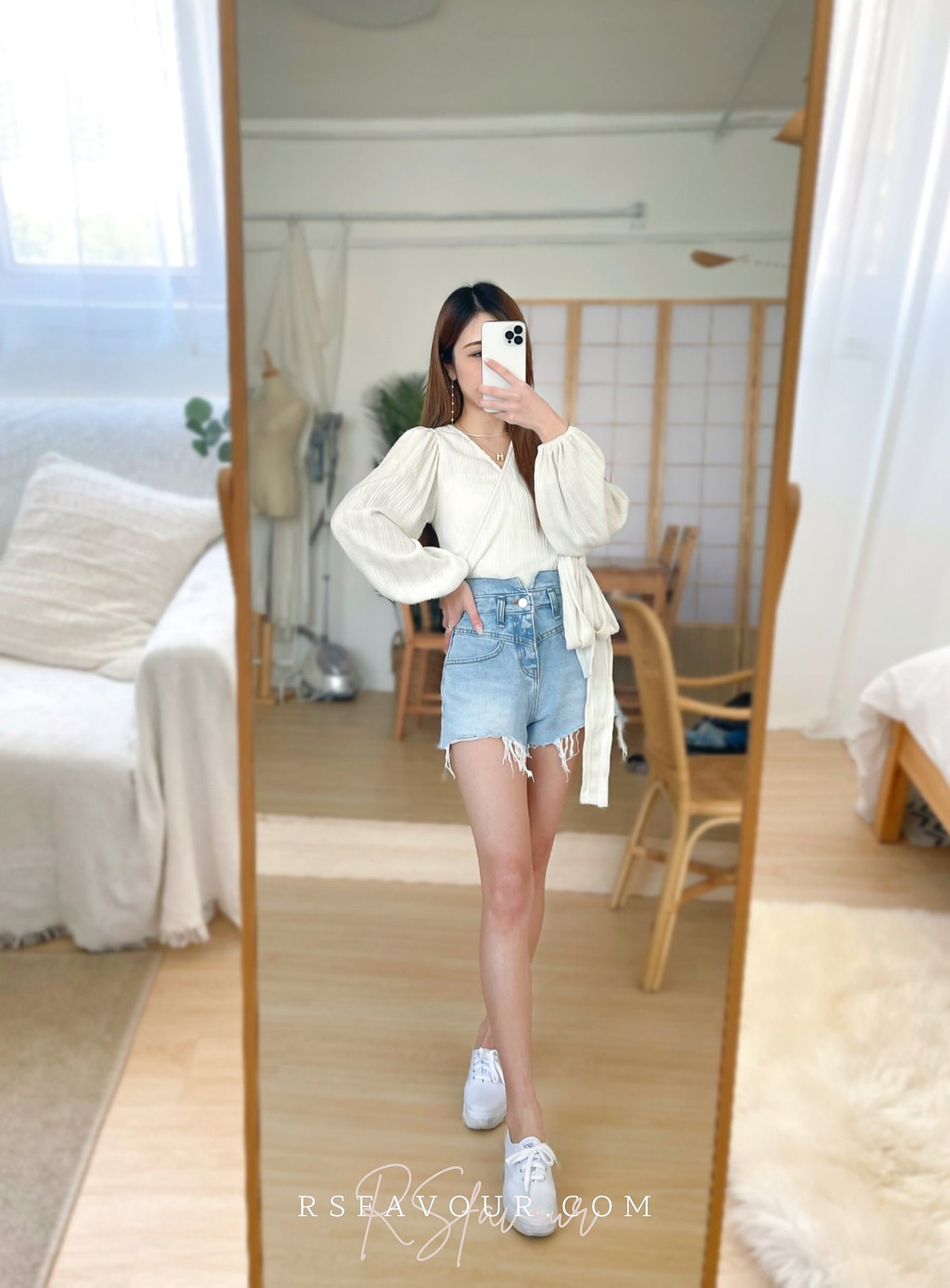 T42 間直紋V領綁腰上衣( 白 )