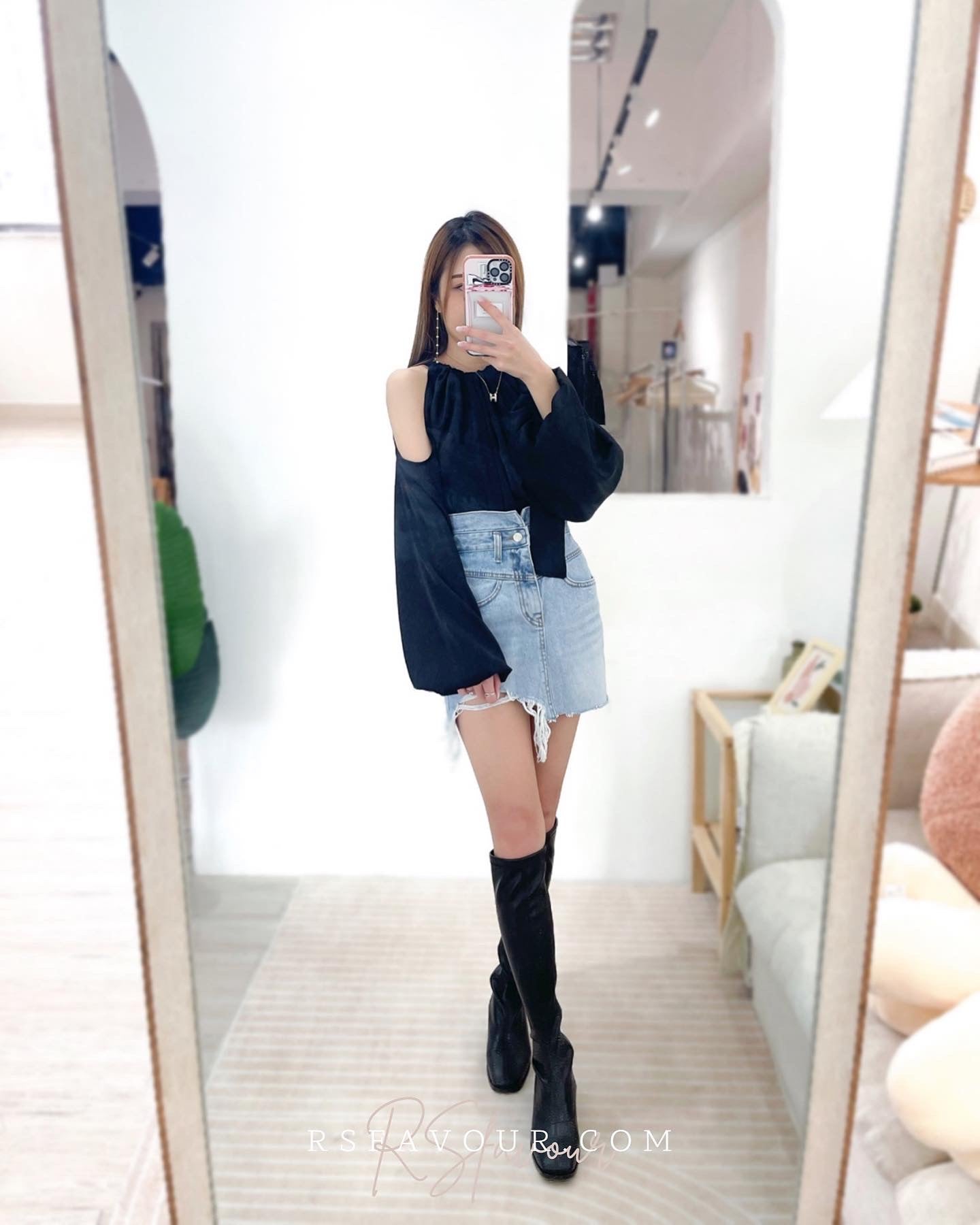 T28 蝴蝶結絲帶露肩上衣( 黑 )